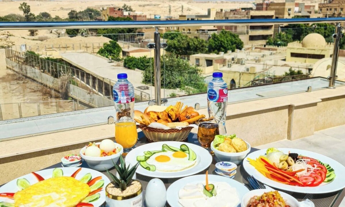 Kafrat al Jabal Hotel | Akhnaton Pyramids View