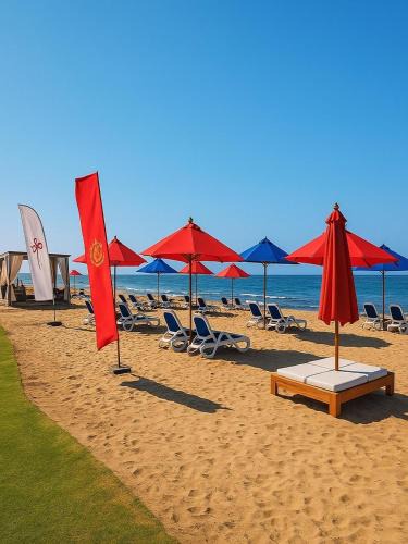 Al-Manasrah Ski Chalet | Beachfront Chalet in Porto Said with Pool Gar