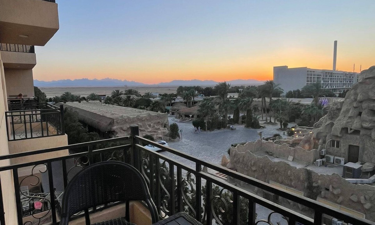 Al Ahyaa Apartment | Beachfront Luxury Apartment in Selena Bay 5 Pools, Private Beach and Kitesurfing