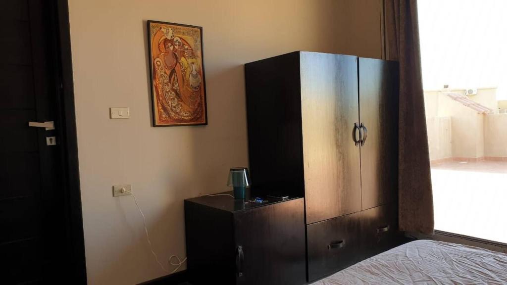 Sheikh Zayed City Apartment | Casa Studio large roof pool in beverly hills