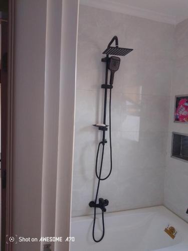 Shurtah al-Dakhlah Apartment | Empty room without furniture in an apartment