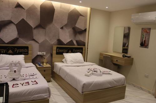 Kafrat al Jabal Hostel | Energy Pyramids View