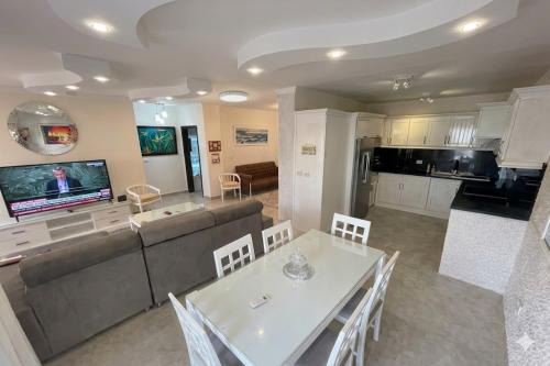 Ras Nasrani Apartment | Lovely 3 BDR with Sea View and Private Rooftop Area, Free Pool & Wild Beach Access