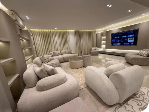 Al Manial Apartment | Luxurious Modern Flat with Nile & Pyramids View