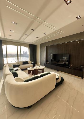 Cairo Apartment | Luxury 3 Master Bedrooms Nile& Pyramids open View