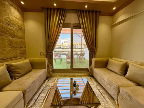 Pyramids Gardens Apartment | Modern Rooftop Suite Close to the Pyramids, Fully Equipped