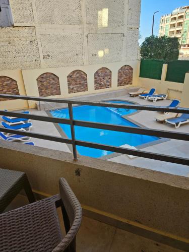 Al Ahyaa Apartment | Quiet Apartment for 4, Pool View Balcony, 3 Min from Beach