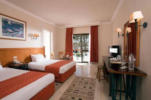 Sheraton Road -Sakkala Hotel | Regina Resort & Aqua Park منتجع زيا ريجينا ريزورت
