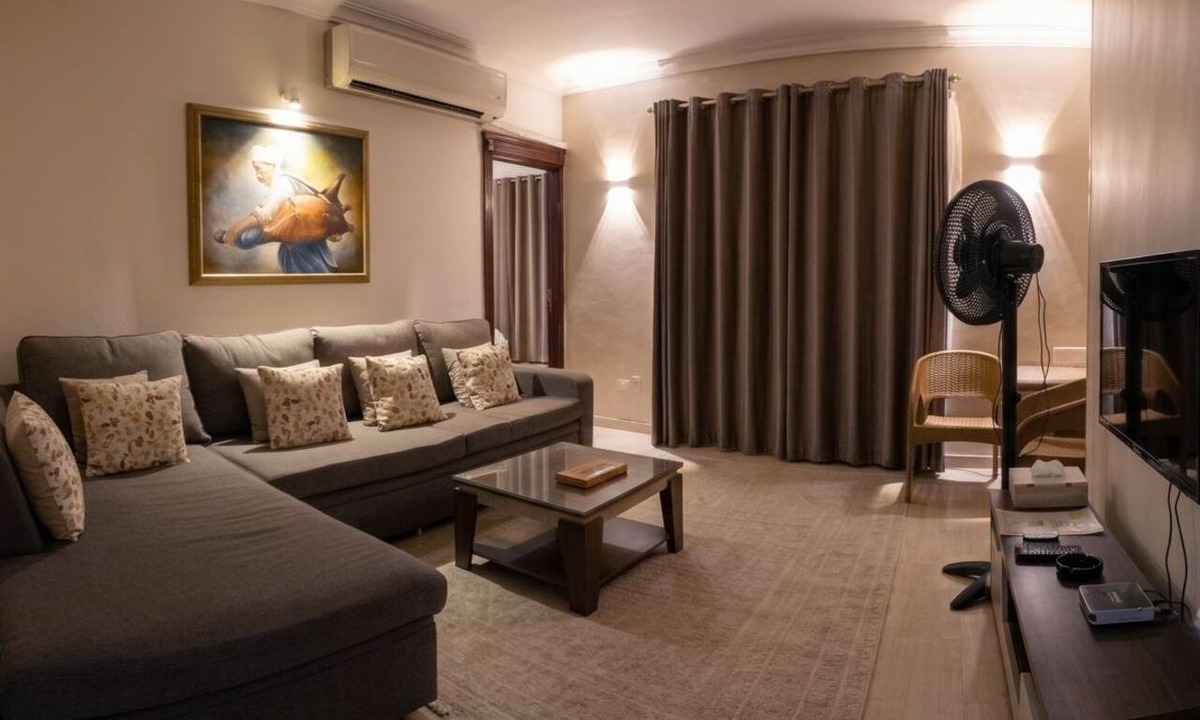 Al Haram Apartment | Skip the Traffic! 3-Min Walk to Pyramids Gate & 10-Min Dr to GEM – 2BR Sleeps 5