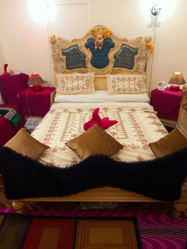 Abdin House | THrir square in downtown oLd cairo the capital city of the EGYPT King sweet and private bathroom and allows everything's u needed in downtown besaid auc University of Egypt STEL stELFALAki wonde location of th capil of Egy besa Greece cumps 14kilo airport