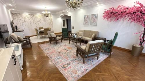 Sheikh Zayed City Apartment | Vintage Charm & Spacious Comfort in Zayed 2000 - only families & single travelers