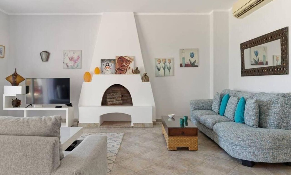 Dahar House | White Villa with open lagoon view