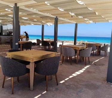 Alexandria - Mediterranean Coast Apartment | شالية بالرووف غرفتيين مكييف للأيجار بقرية ايماريتس هايتس بالساحل الشمالي - A chalet with a rooftop and two air-conditioned bedrooms for rent in Emirates Heights , North Coast