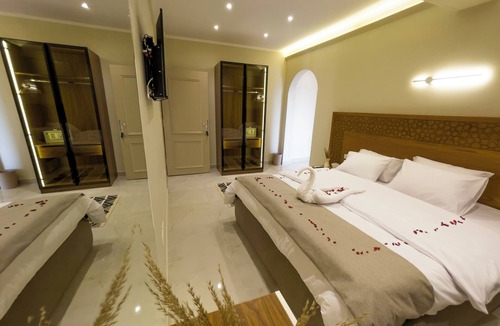 Kafrat al Jabal Hotel | Akhnaton Pyramids View