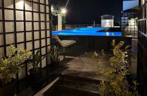 Al Ahyaa Apartment | Bali Style Double Room- Roof Top Pool & Sleeps 2