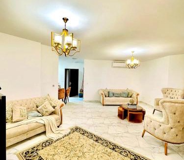 Al-Manasrah Ski Chalet | Beachfront Chalet in Porto Said with Pool Gar