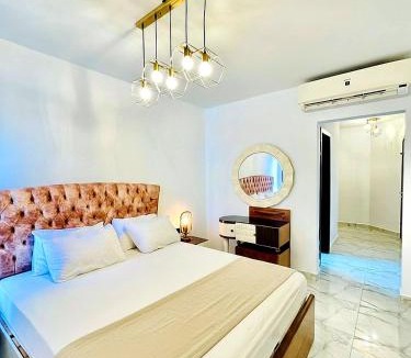 Al-Manasrah Ski Chalet | Beachfront Chalet in Porto Said with Pool Gar