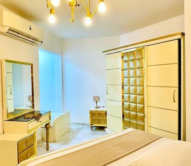 Al-Manasrah Ski Chalet | Beachfront Chalet in Porto Said with Pool Gar