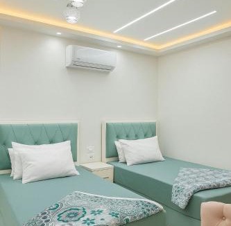 Al-Manasrah Ski Chalet | Beachfront Chalet in Porto Said with Pool Ga