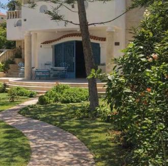 Al-'Amriyah Villa | Blue Family Villa - Large Pool - Airco - Up to 10 Guests - 3 Min Walk to Beach