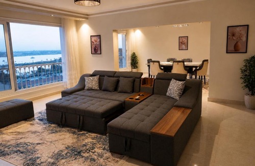 Maadi Apartment | Breathtaking Nile and Pyramids View - Maadi - 3BR