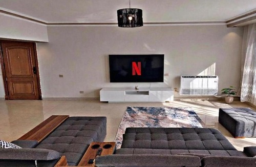 Maadi Apartment | Breathtaking Nile and Pyramids View - Maadi - 3BR