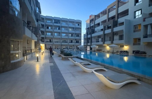 Al Mamsha El Seyahi Apartment | Cozy 1-bedroom apartment in perfect Hurghada with AC