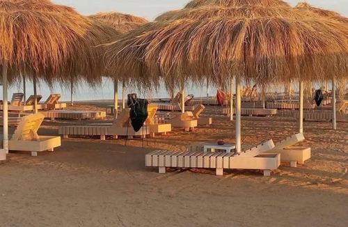 Al Mamsha El Seyahi Apartment | Cozy 1-bedroom apartment in perfect Hurghada with AC