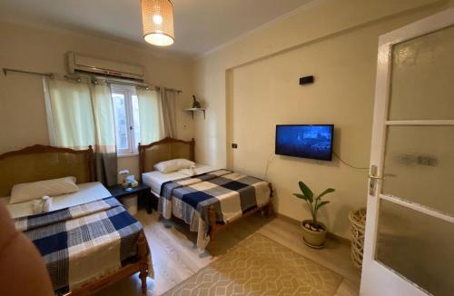 Qasr an-Nil Apartment | Cozy stay in downtown!