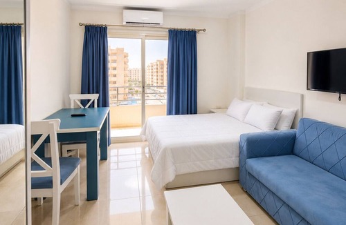 Corniche Road-Dahar Apartment | Cozy Studio with FREE Private Beach Access in Tiba Golden Resort