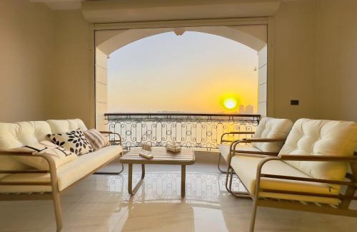 Cairo Apartment | Luxury 3 Master Bedrooms Nile& Pyramids open View