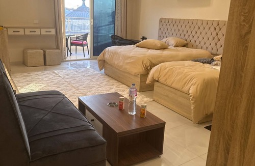 Oula Bed & Breakfast | Luxury Deluxe Suite at Great Pyramid View Hotel with Private Balcony