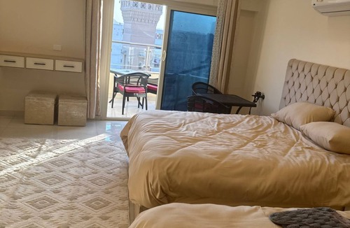 Oula Bed & Breakfast | Luxury Deluxe Suite at Great Pyramid View Hotel with Private Balcony