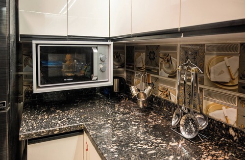 Al-'Umraniyah Apartment | Modern Chic Apartment Mohandiseen Central