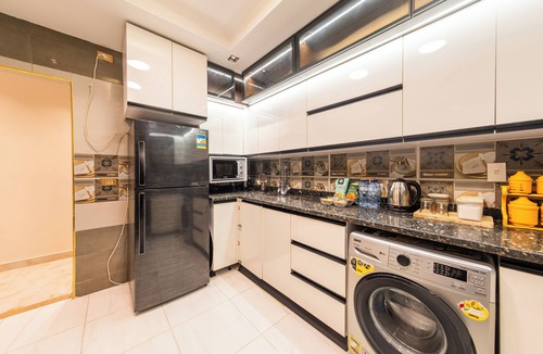 Al-'Umraniyah Apartment | Modern Chic Apartment Mohandiseen Central