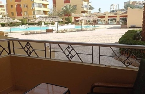 Al Mamsha El Seyahi Apartment | Peaceful 2-bedroom apartment with AC in vibrant Hurghada
