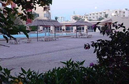 Al Mamsha El Seyahi Apartment | Peaceful 2-bedroom apartment with AC in vibrant Hurghada
