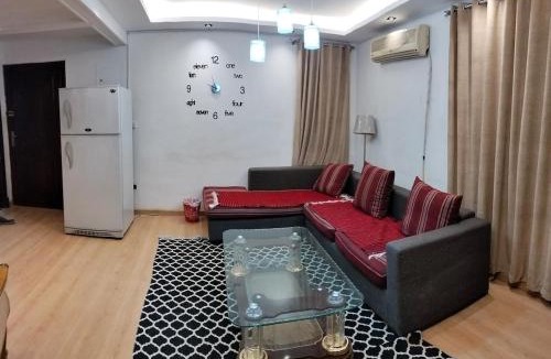Al Duqqi Apartment | Private home, GYM , 3rd floor by stairs