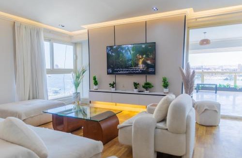 Oula Apartment | Relaxing Nile Views and Prime Cairo Location