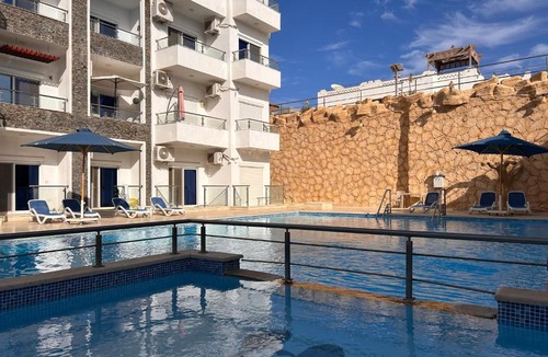 Ras Nasrani Apartment | Spacious 3 BDR with Private Backyard and Free Pool Access & Wild Beach Access
