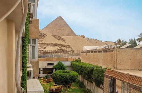 Al Haram Villa | Standard Queen Room with Pyramids View