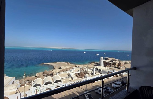 Village Road Apartment | Sunny Seaside Retreat in Hurghada