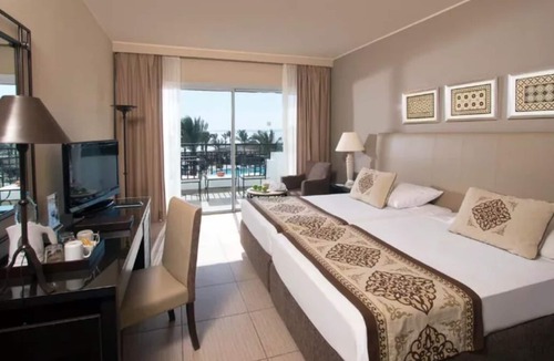 El Hadaba Hotel | Wake Up Steps from the Sea l Exclusive Access to Spa, Sauna, Pools & Night Shows