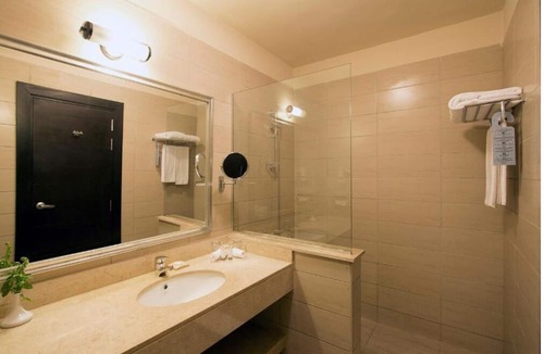 El Hadaba Hotel | Wake Up Steps from the Sea l Exclusive Access to Spa, Sauna, Pools & Night Shows