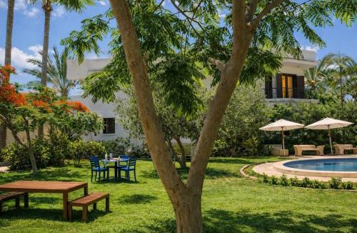 Al-'Amriyah Villa | White Family Villa - Private Pool - AC - Very Big Garden - 5 bedrooms - 5- Min Walk to Beach