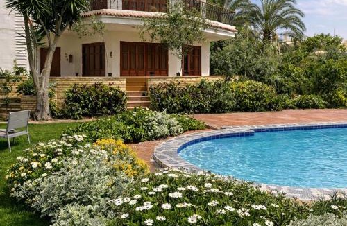 Al-'Amriyah Villa | White Family Villa - Private Pool - AC - Very Big Garden - 5 bedrooms - 5- Min Walk to Beach