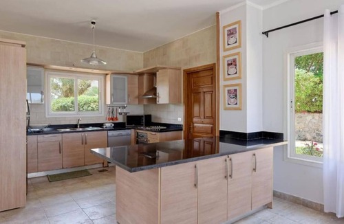 Dahar House | White Villa with open lagoon view