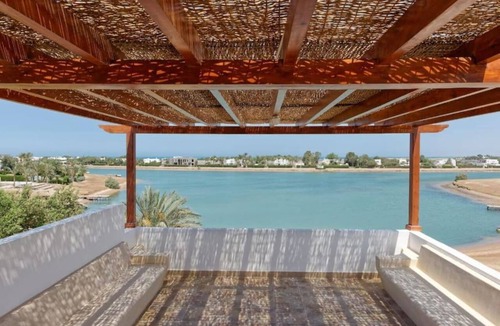 Dahar House | White Villa with open lagoon view