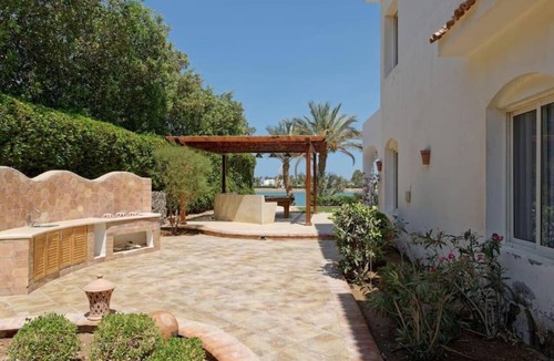 Dahar House | White Villa with open lagoon view