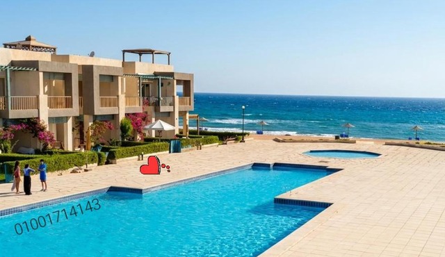 شاليه غرفتين ارضي بحديقه على البحر والبسين مباشرة بقرية كورنادو مارينا للعائلات فقط او جروب بنات فقط